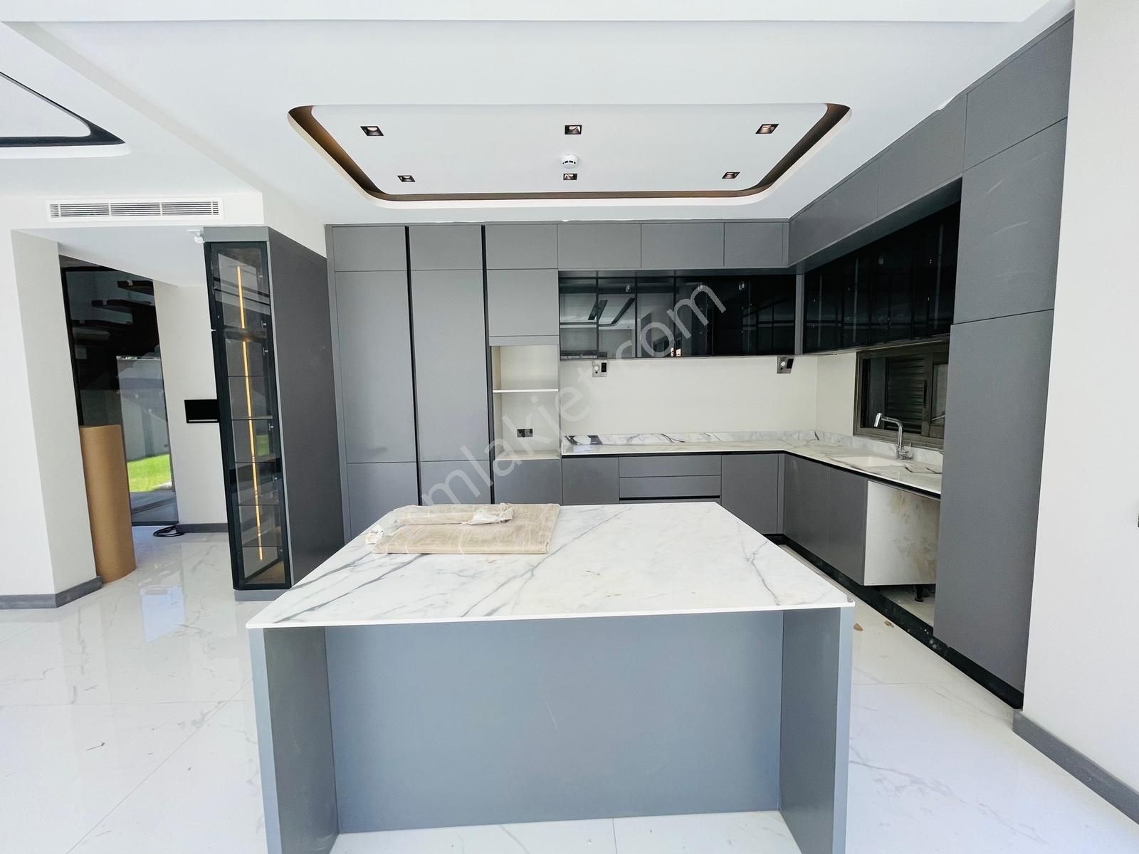 Plaja Sadece 250 Metre Köşe Konum! Satılık Müstakil Lüks Villa - Görsel 23