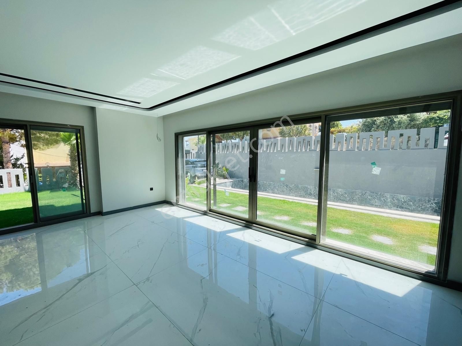 Plaja Sadece 250 Metre Köşe Konum! Satılık Müstakil Lüks Villa - Görsel 17