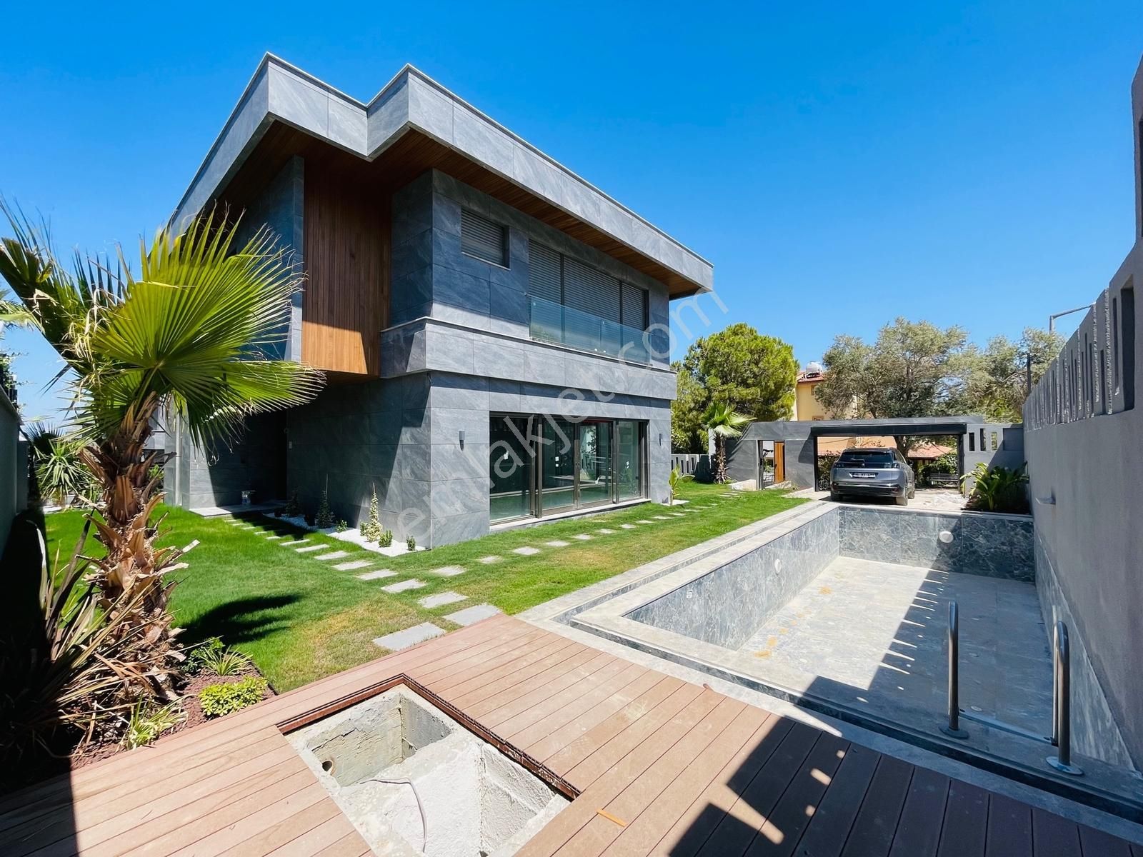 Plaja Sadece 250 Metre Köşe Konum! Satılık Müstakil Lüks Villa - Görsel 7