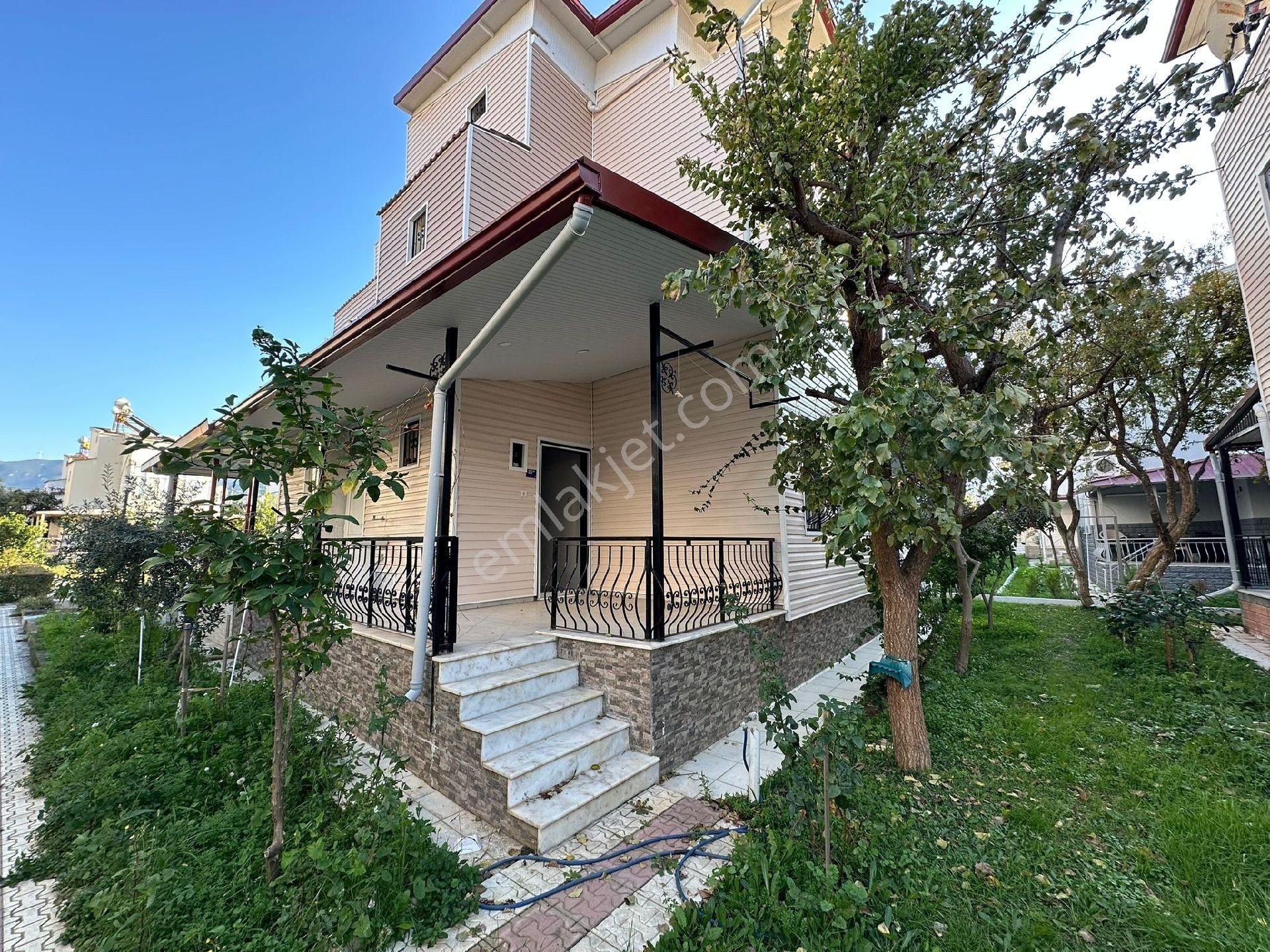 Kuşadası Davutlar Sahil Masrafsız 3+1 Satılık Tribleks Yazlik