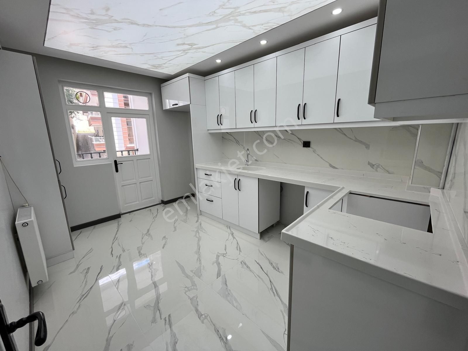 Bağlarbaşı Mahallesi'nde Cadde Üzeri Asansörlü 3+1 Daire!