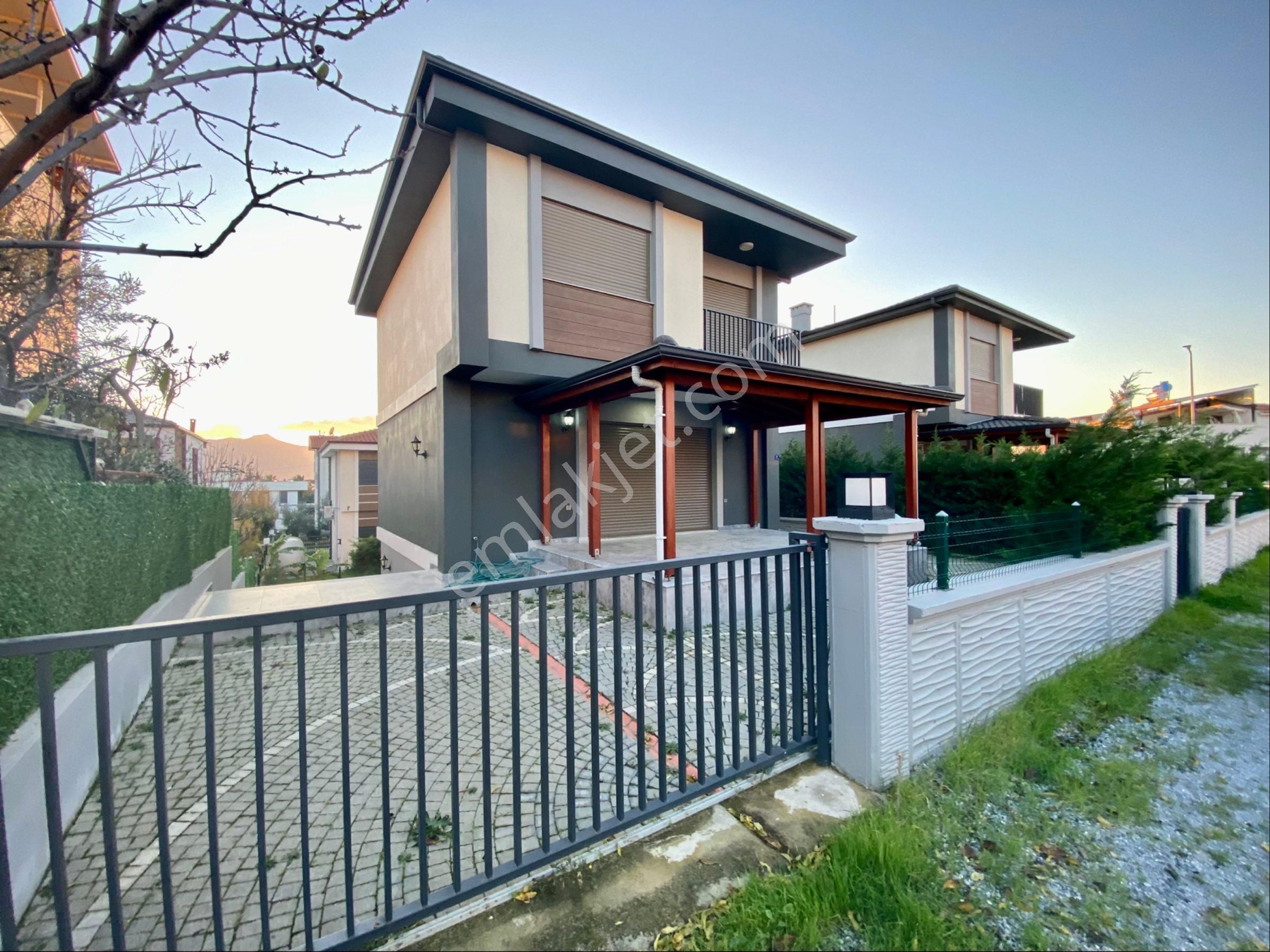 Acil Satılık Tek Müstakil 4+1 Geniş Bahçeli - Görsel 2