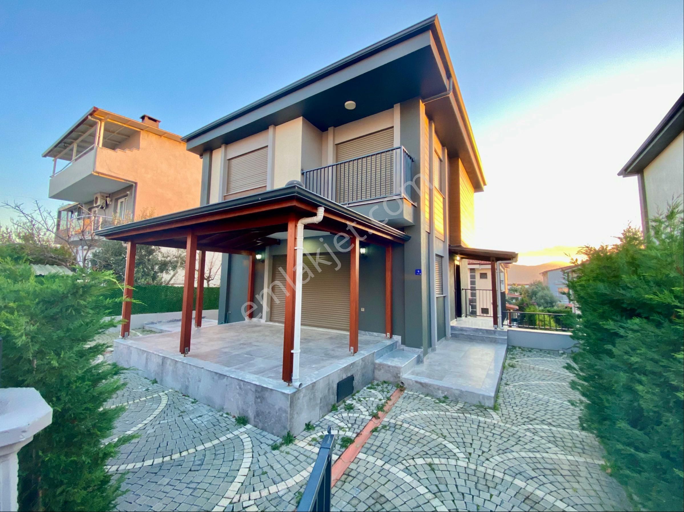 Acil Satılık Tek Müstakil 4+1 Geniş Bahçeli