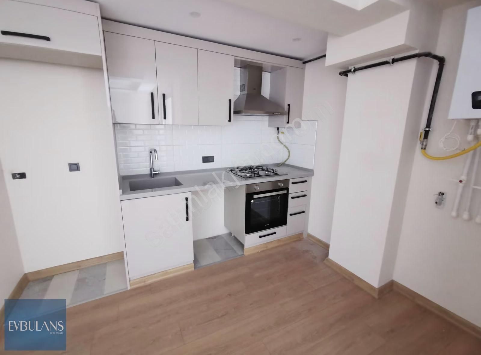 Girne Caddesi Yanı Sahile Yürüme Mesafende Geniş 1+1 - Görsel 17