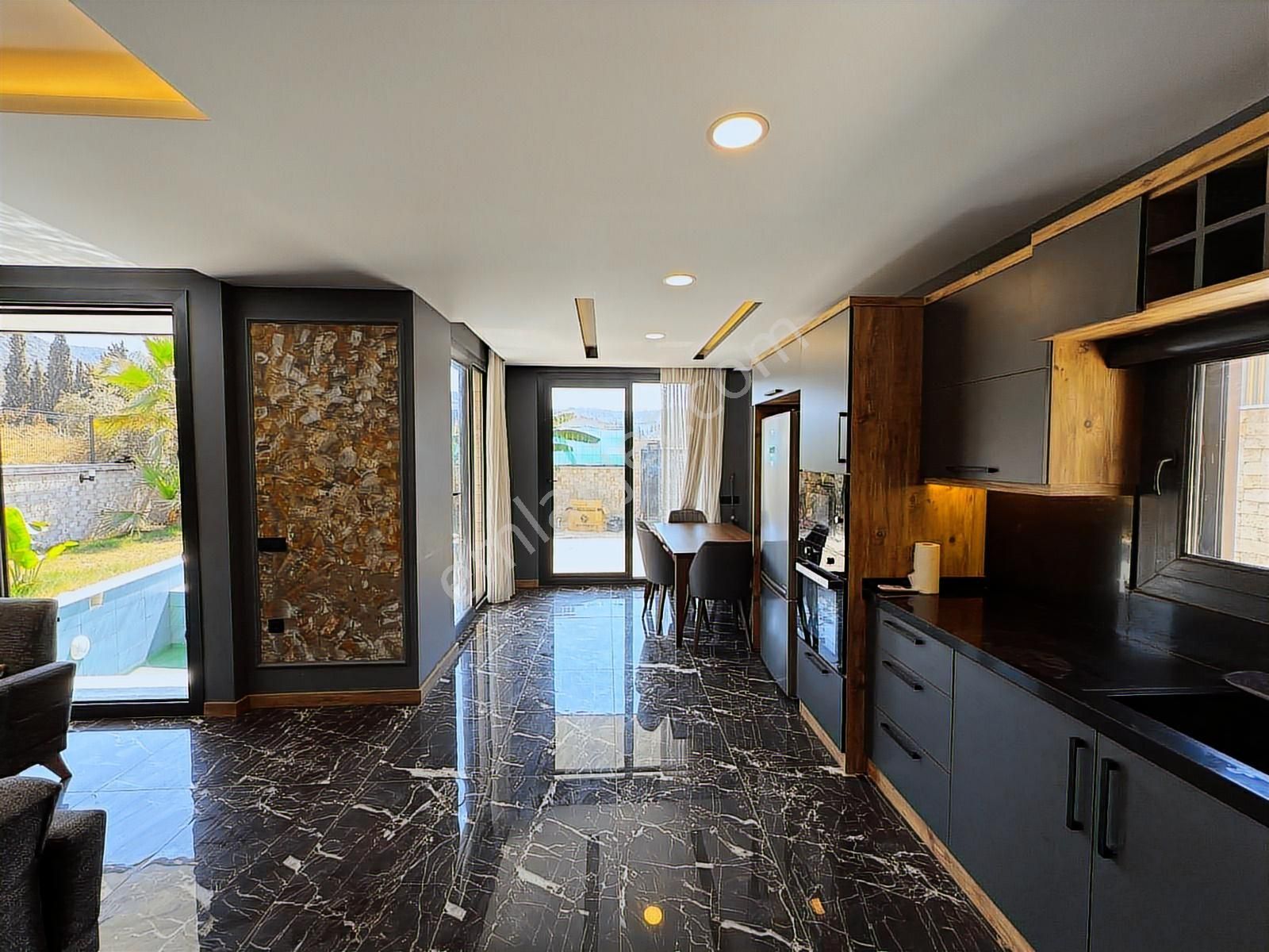 Kuşadası Merkezine Yakın 500m2 Arsa İçinde Özel Havuzlu Villa - Görsel 17