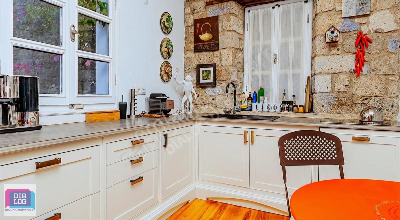 Alaçatı Hacımemiş'de Merkezi Konumda Çok Özel Dubleks Taş Ev - Görsel 10