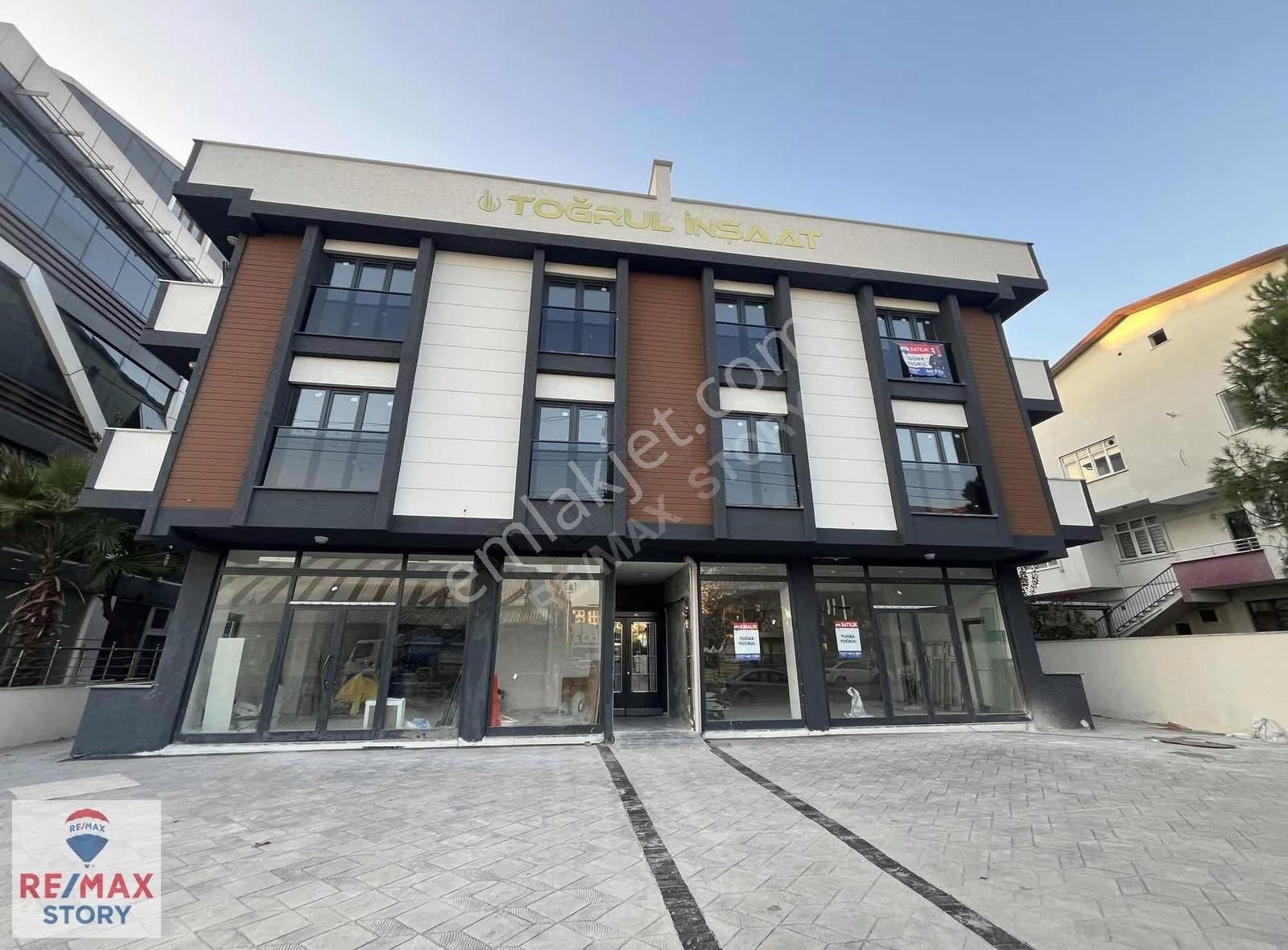 Çayırova Yavuzsultanselim Cd.satılık 260 M2 Dükkan