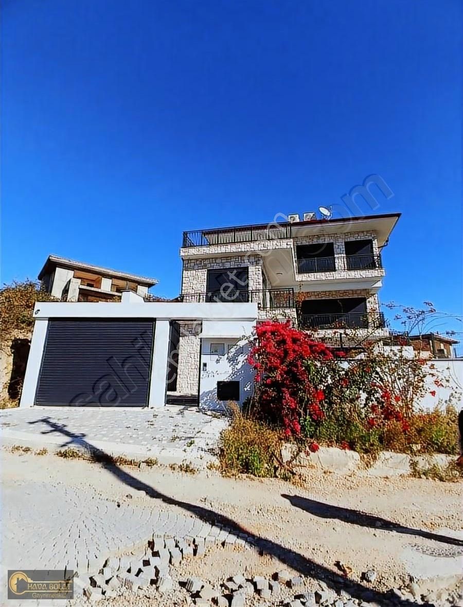 Deniz Manzaralı Satılık Lüks Villa