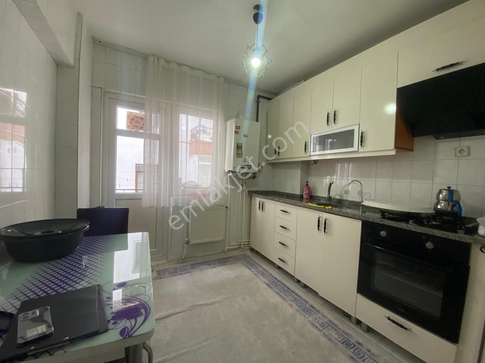 Koza Emlak'tan Selçuklu Mahalesin'de Ara Katta Geniş Yapılı Bağımsız 3+1 Satılık Daire