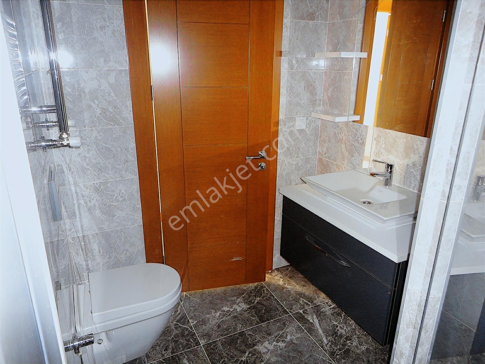 Metroya Yakın Havuzlu Güvenlikli Aile Sitesinde 2 Banyolu 3+1 - Görsel 12