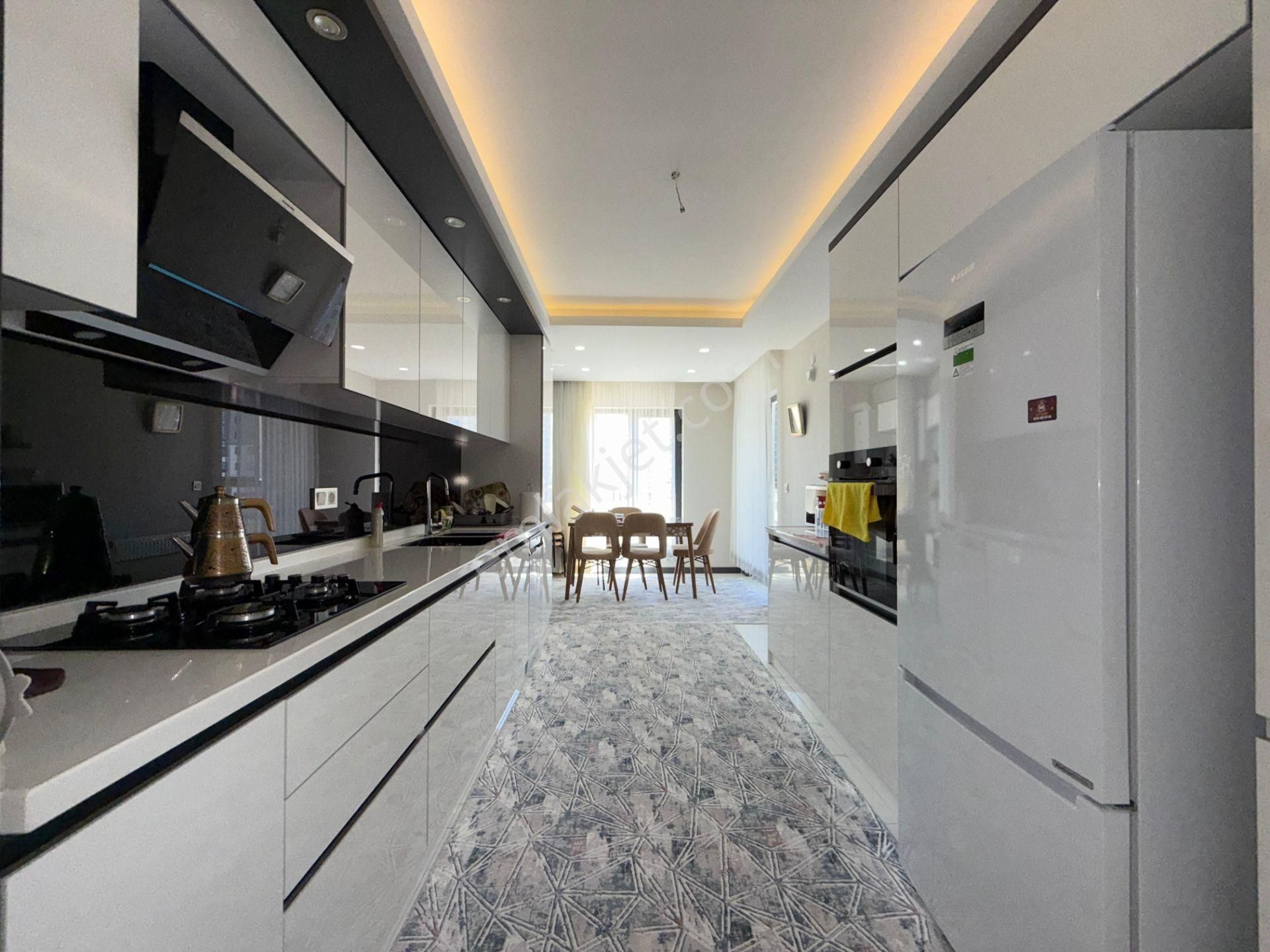 Pursaklar Mehmet Zengin Emlak'tan Kapalı Otoparklı Çift Banyolu 1.kat 4+1 Ultra Lüks Sitede Daire