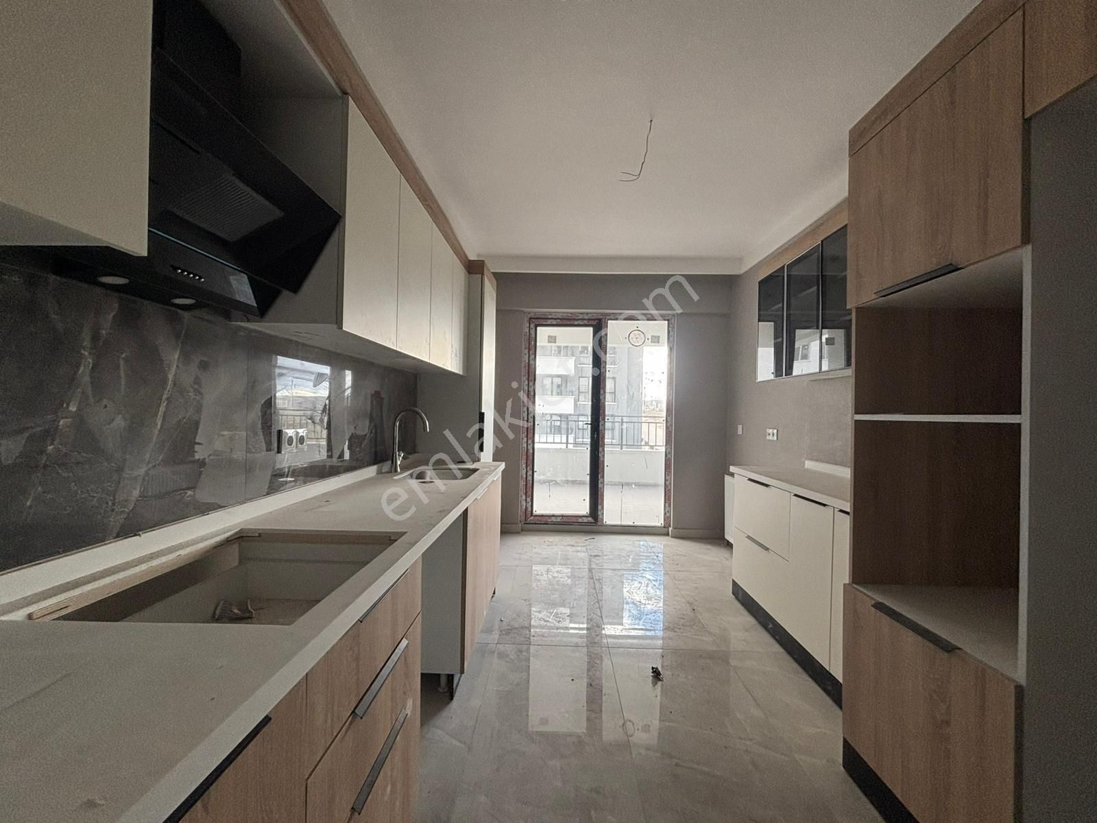 Koza Emlak'tan Saraycık Asm Yapı Da Tam Güvenlikli 3+1 Ara Katta Geniş Odalı Daire