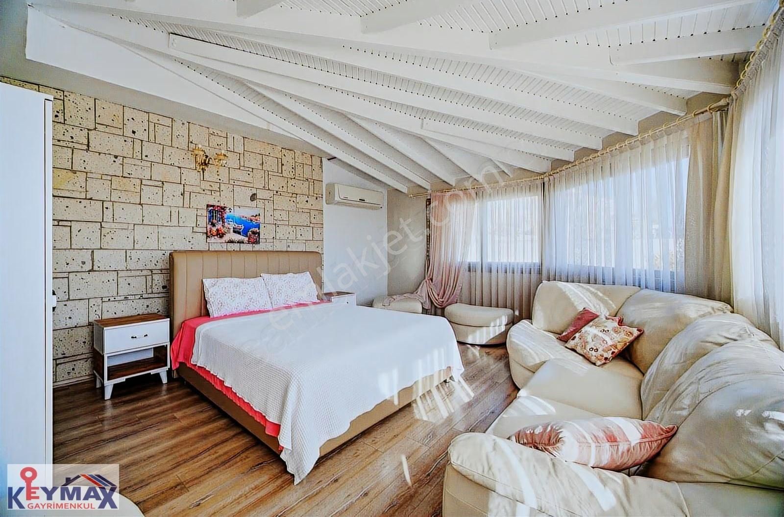 Alaçatıda Çarşıya 400mt. Mesafede 7+1 Bahçeli Köşe Dubleks Villa - Görsel 8