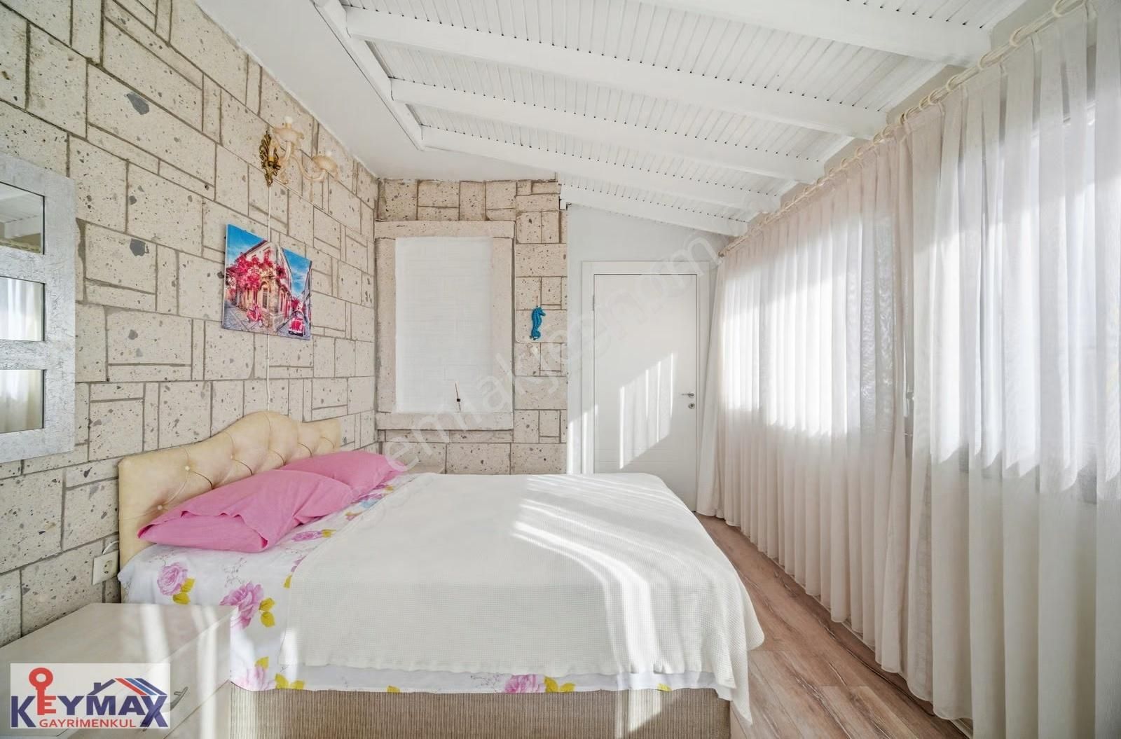 Alaçatıda Çarşıya 400mt. Mesafede 7+1 Bahçeli Köşe Dubleks Villa - Görsel 17