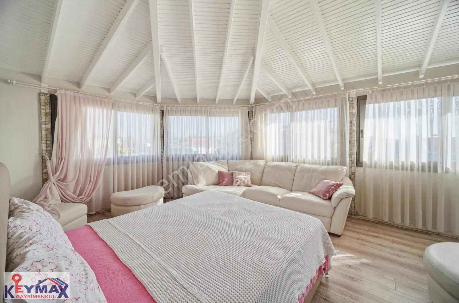 Alaçatıda Çarşıya 400mt. Mesafede 7+1 Bahçeli Köşe Dubleks Villa - Görsel 23