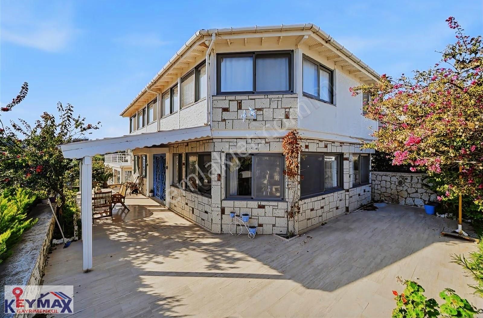 Alaçatıda Çarşıya 400mt. Mesafede 7+1 Bahçeli Köşe Dubleks Villa - Görsel 25