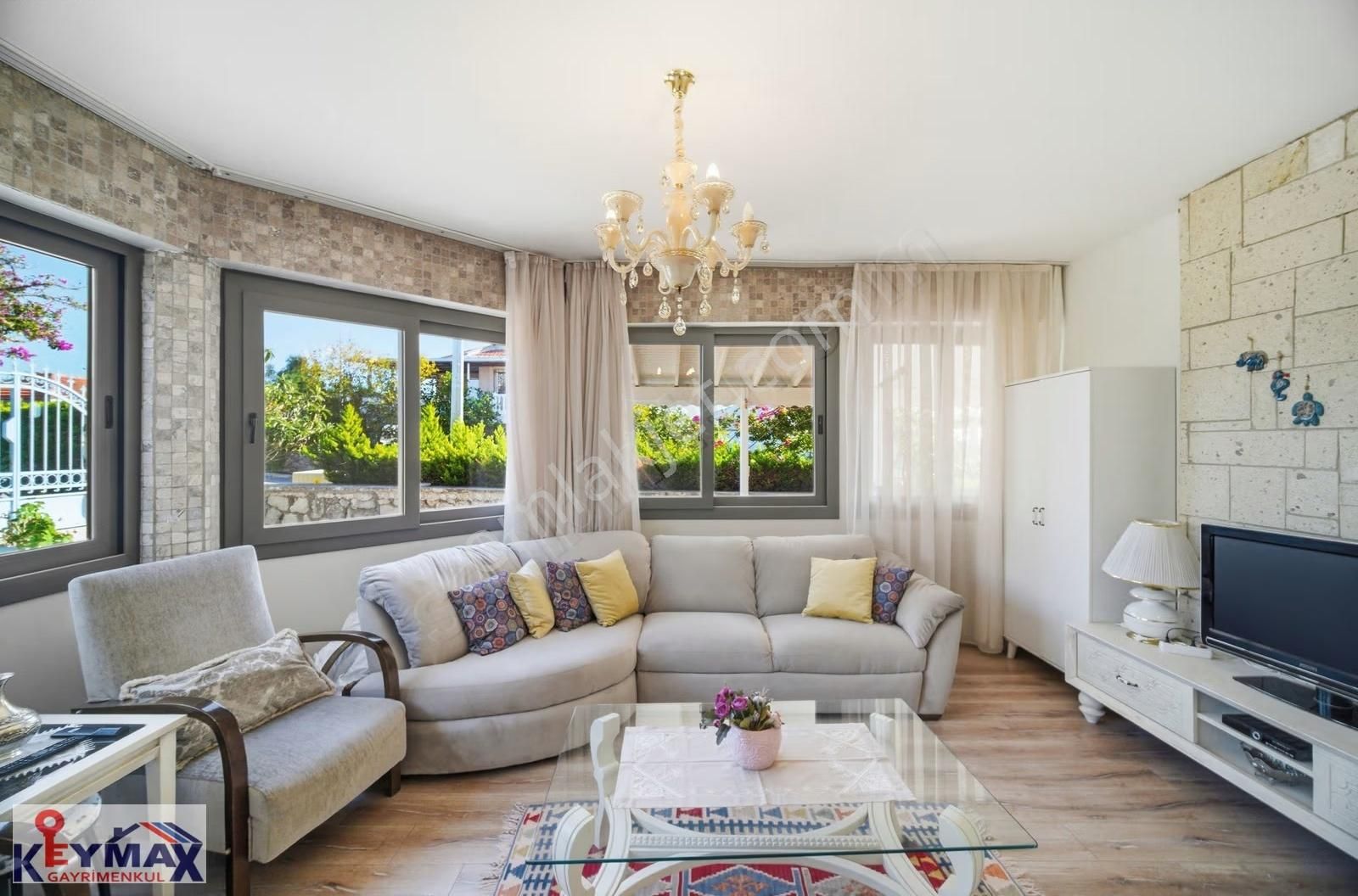 Alaçatıda Çarşıya 400mt. Mesafede 7+1 Bahçeli Köşe Dubleks Villa - Görsel 7