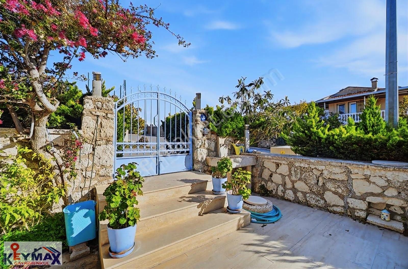 Alaçatıda Çarşıya 400mt. Mesafede 7+1 Bahçeli Köşe Dubleks Villa - Görsel 31