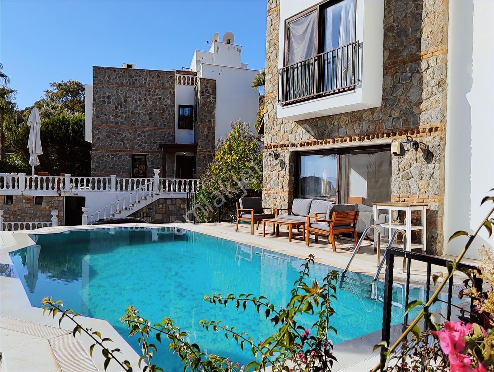 Ortakent"te, Havuzlu, Deniz Manzaralı, Yıllık Kiralık Villa - Görsel 11