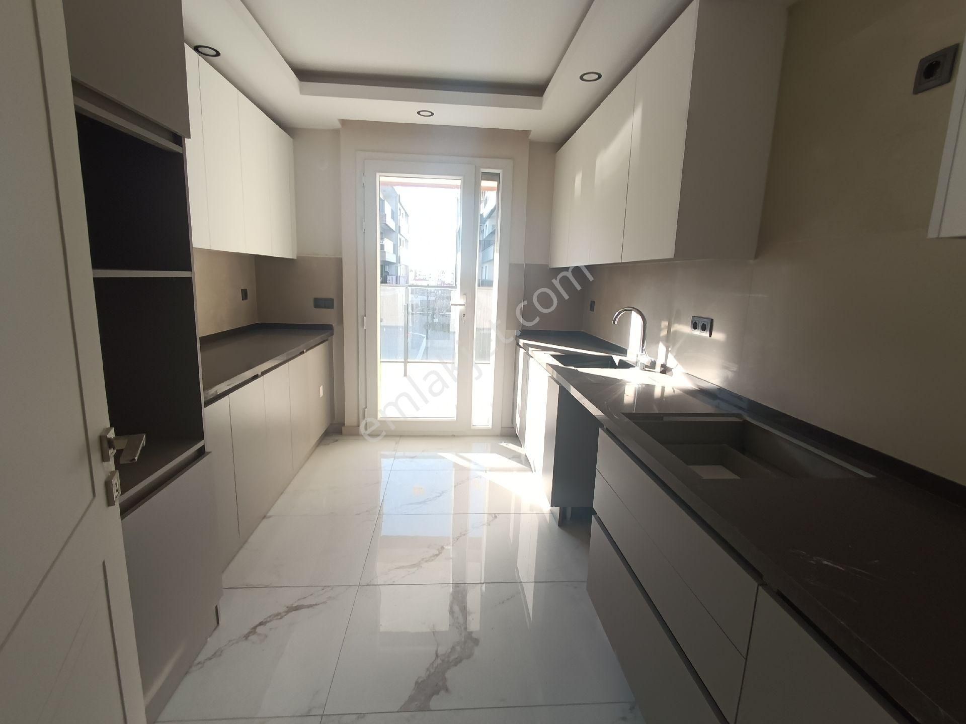 Kuşadası Merkezde Satılık Arakat 3+1 Daire - Görsel 8