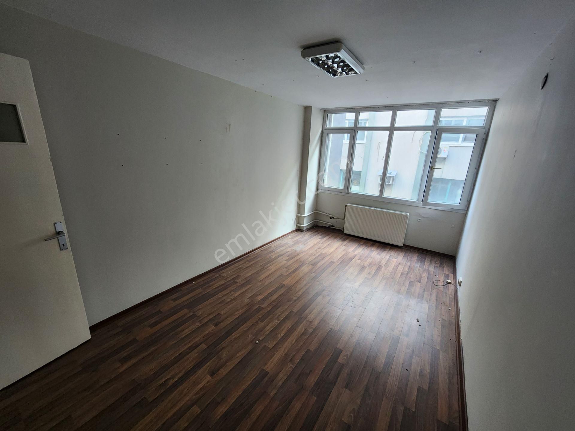 Remax Arma’dan, Konak Pasaportta Cumhuriyet Bulvarı Üzeri Satılık Ofis