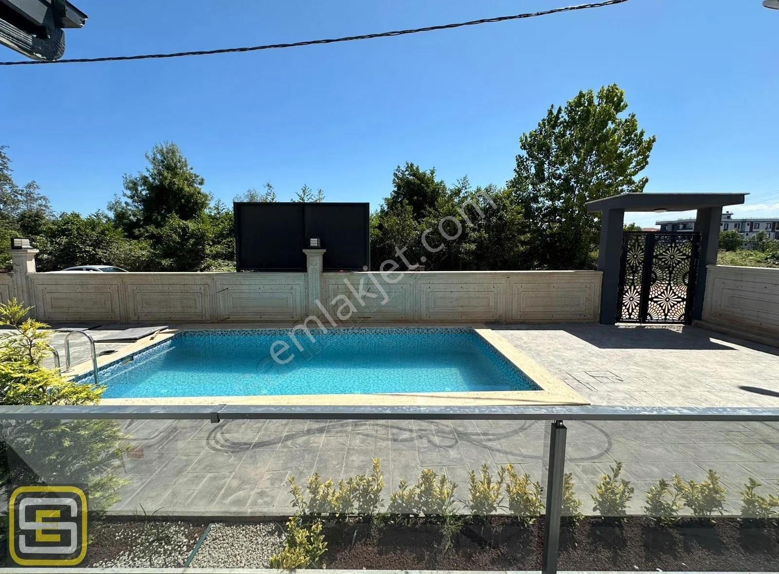 Karasu'da Lüks Sitede Havuz Başı Yerden Isıtmalı 2+1 85 M2 Daire