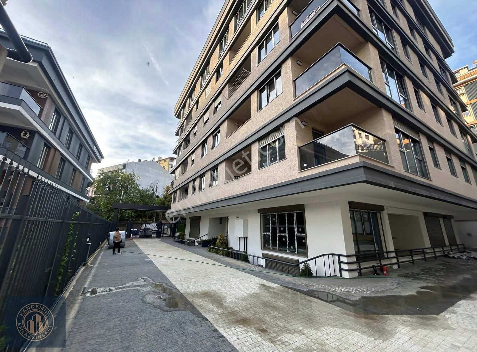 Üsküdar Nev Çarşıya Paralel 2+1 Sıfır Bina Satılık Daire