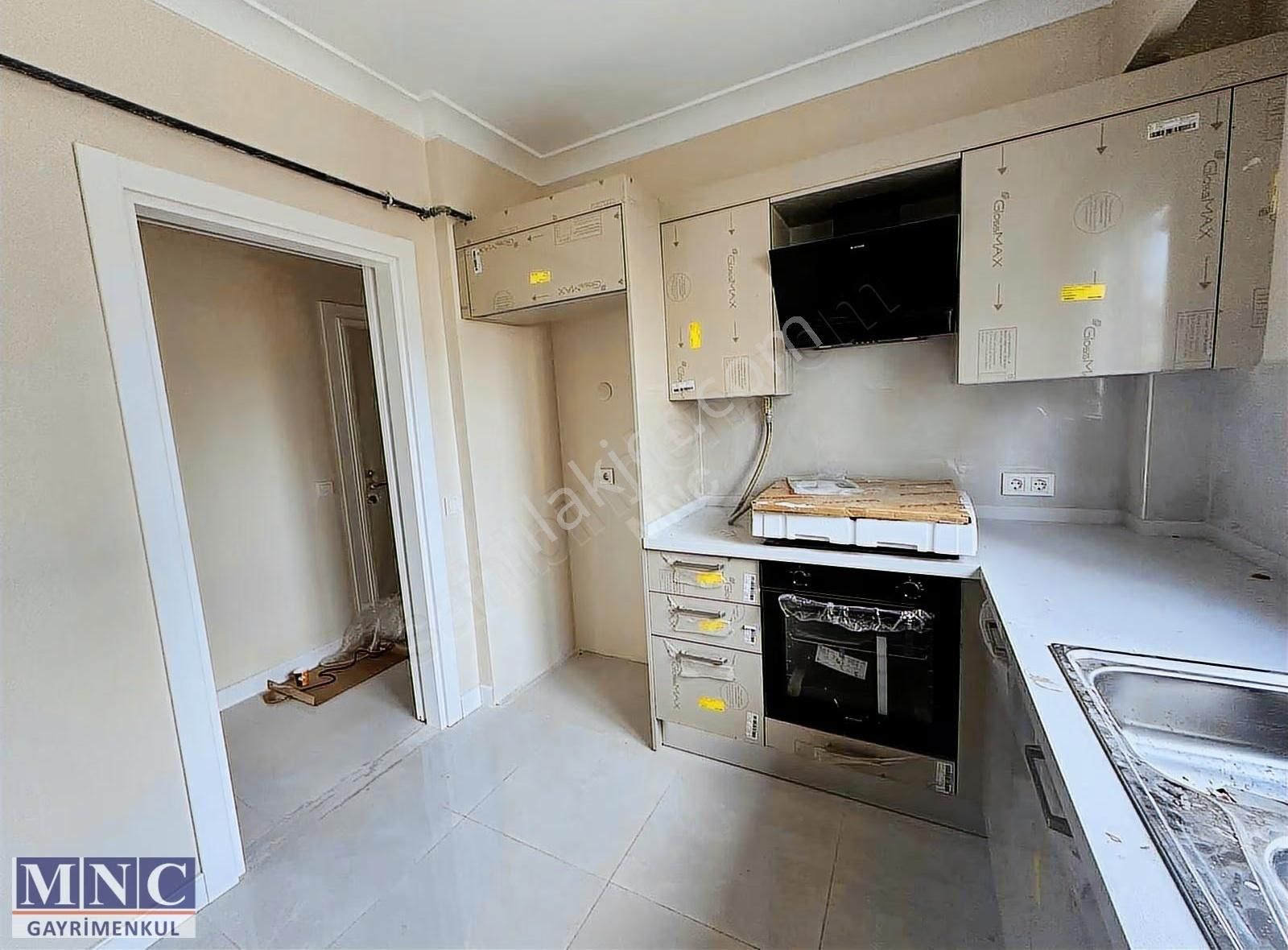 Erenköy Taşmektep Sokakta Aydınlık Balkonlu Satılık Daire - Görsel 3