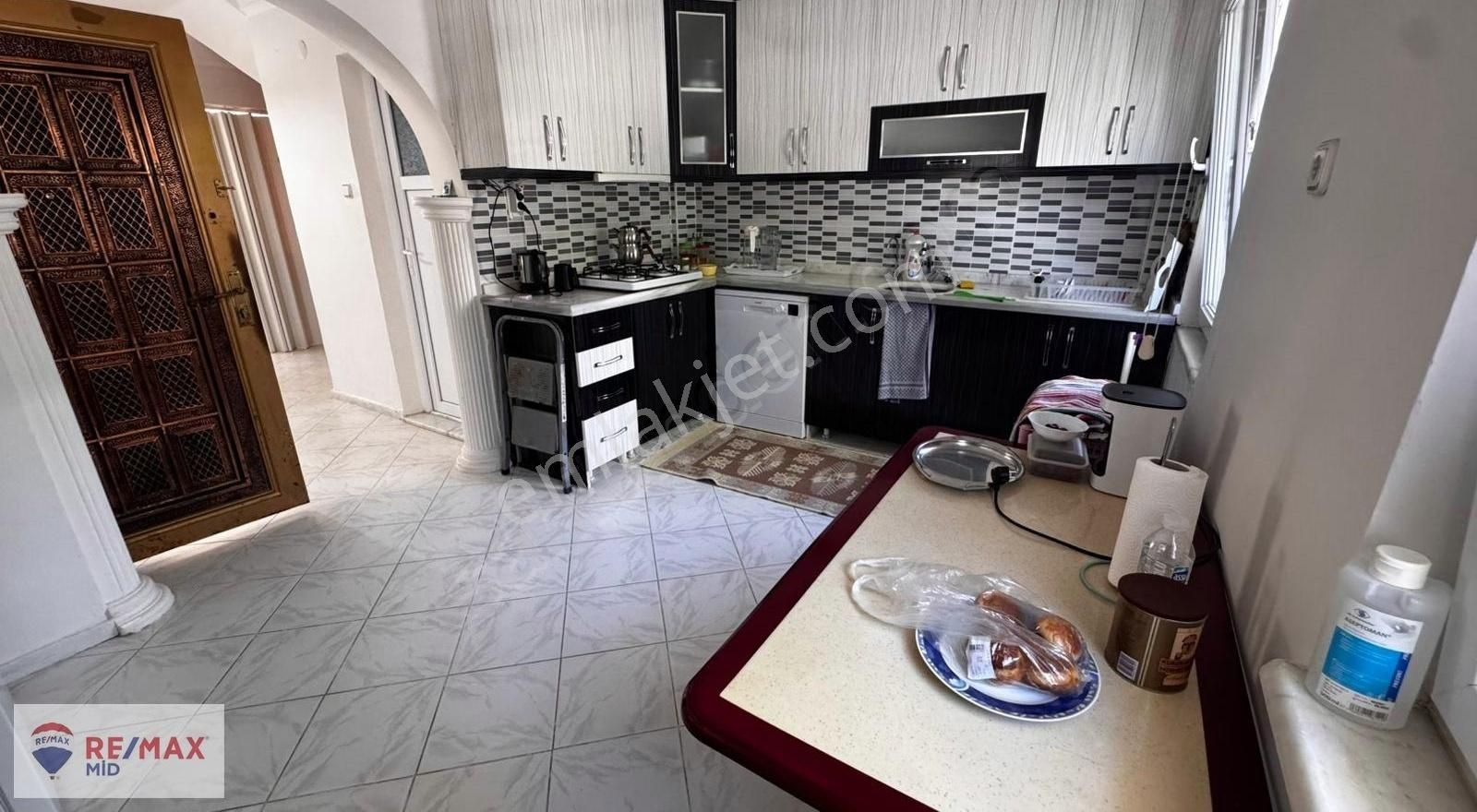 Remax Mid Satılık Denize 100 Mt. Mesafede 5+1 Villa - Görsel 2