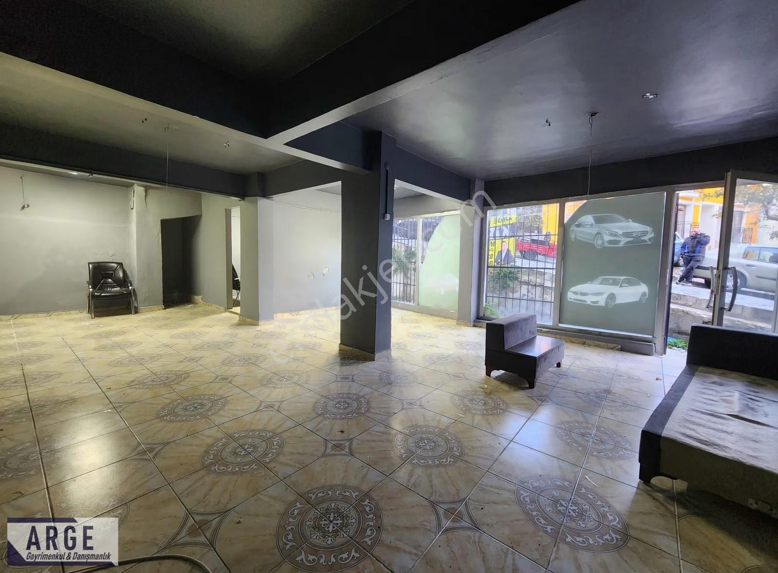 Düz Giriş Kiralık Dükkan