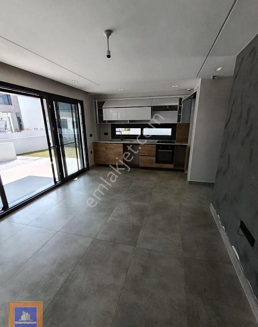 Sürekli Boş Kiralık Havuzlu Sitede Müstakil Villa Sahile 1300m - Görsel 4