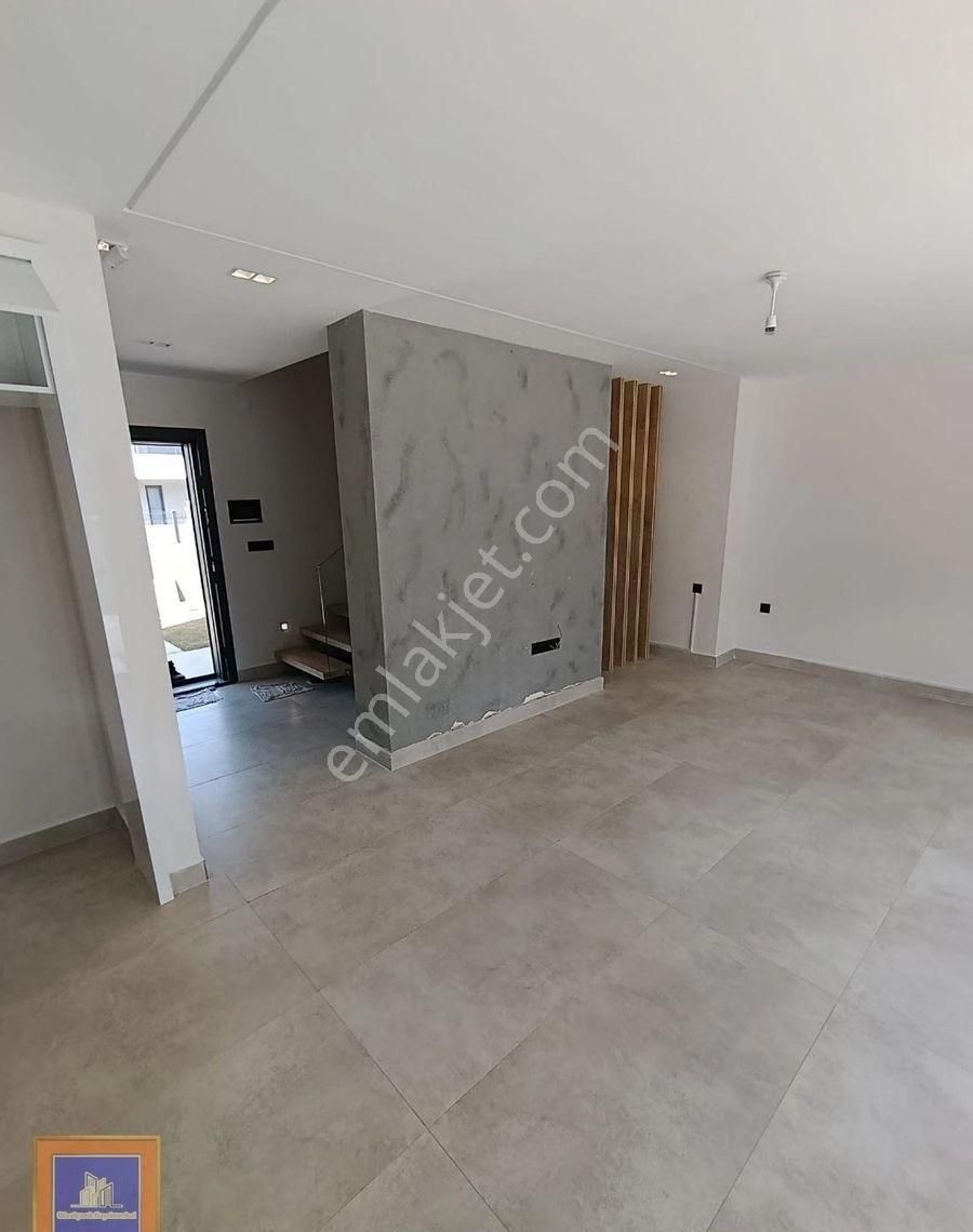 Sürekli Boş Kiralık Havuzlu Sitede Müstakil Villa Sahile 1300m - Görsel 9