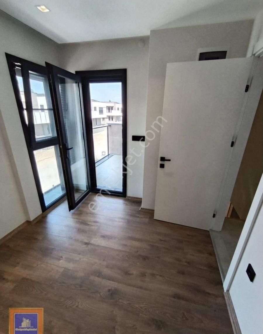 Sürekli Boş Kiralık Havuzlu Sitede Müstakil Villa Sahile 1300m - Görsel 16