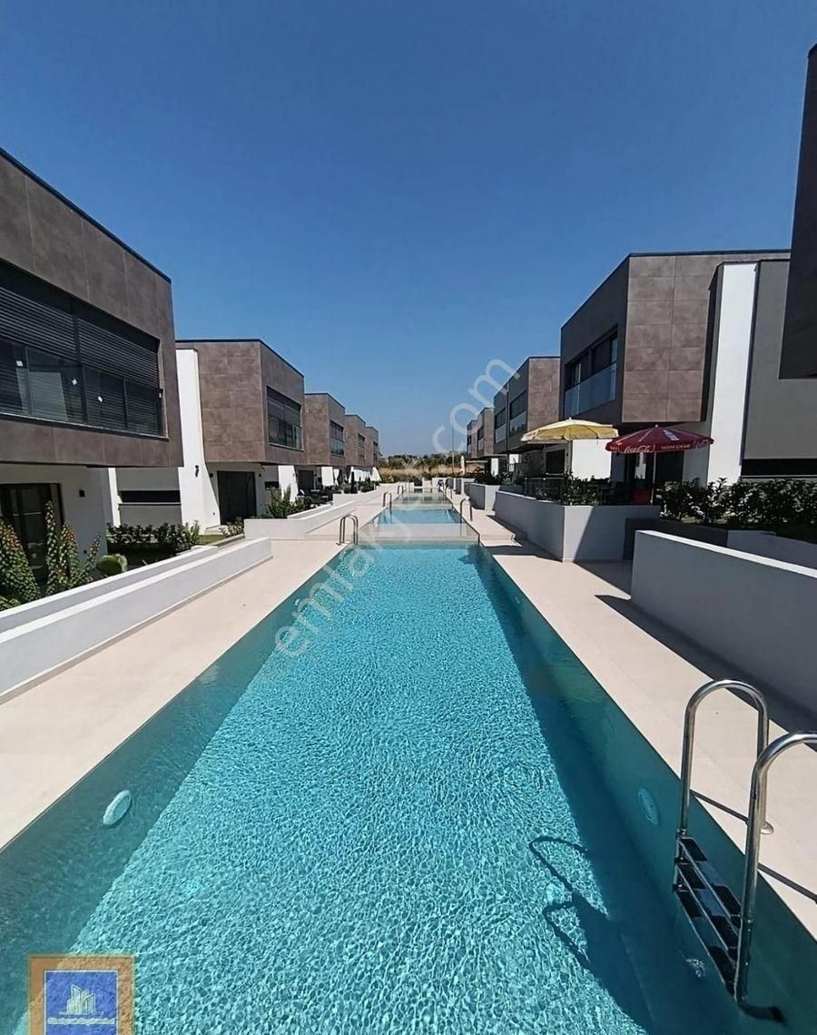 Sürekli Boş Kiralık Havuzlu Sitede Müstakil Villa Sahile 1300m