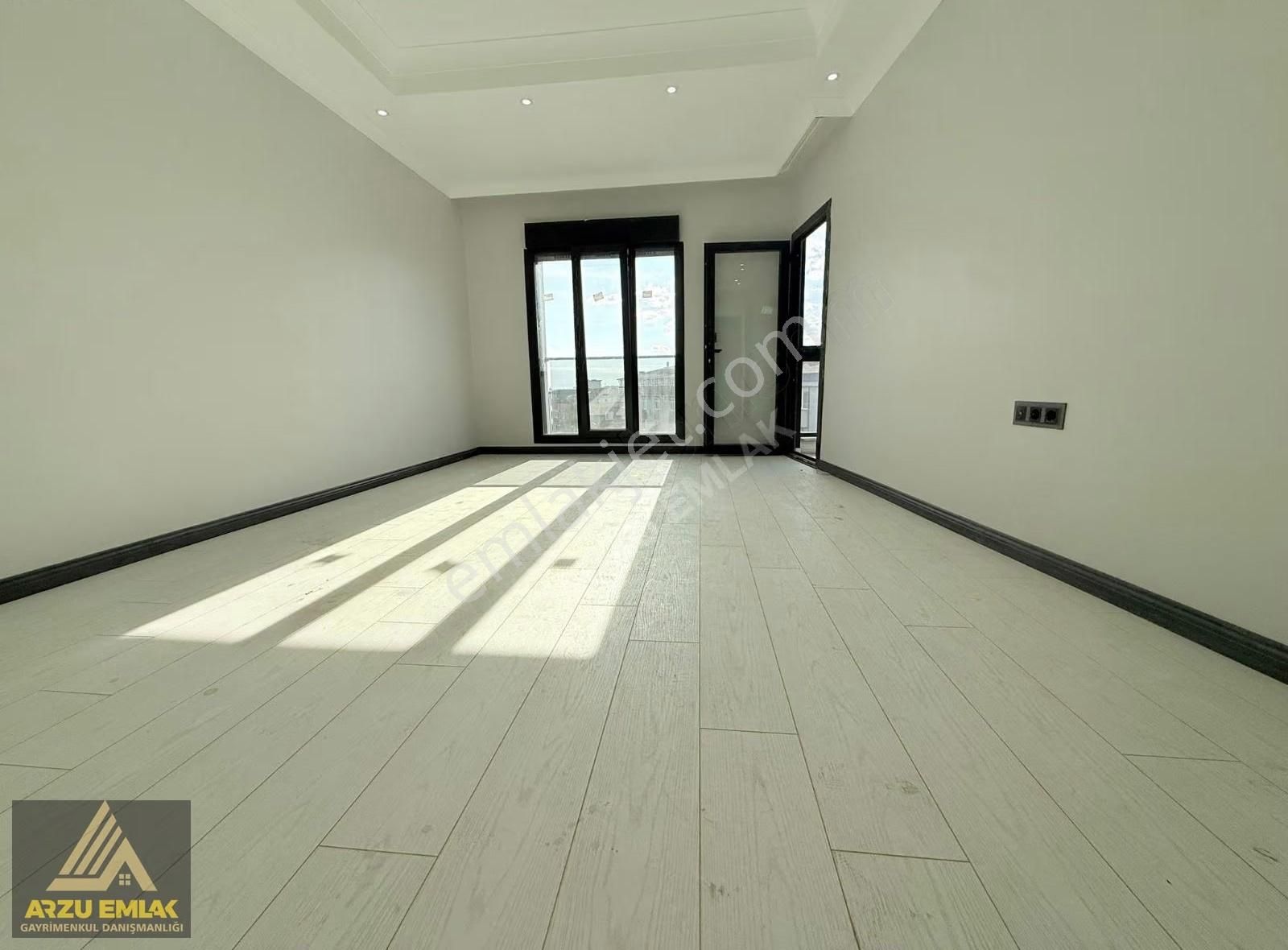 Arzu Emlaktan Yunusemre Mah Cadde Üstü Asansörlü Sıfır 2+1 Daire