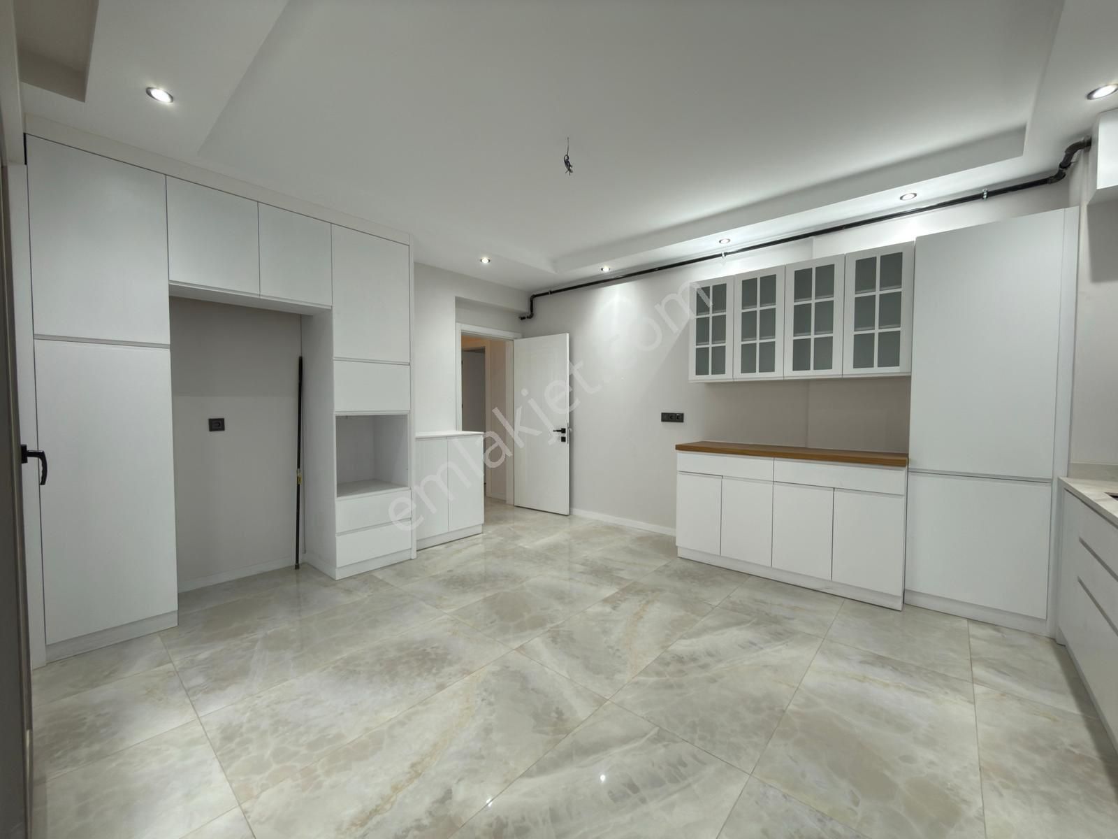 Servergazi 3.5+1 200m2 Sıfır Panjurlu Ebeveyn Banyolu Satılık Daire