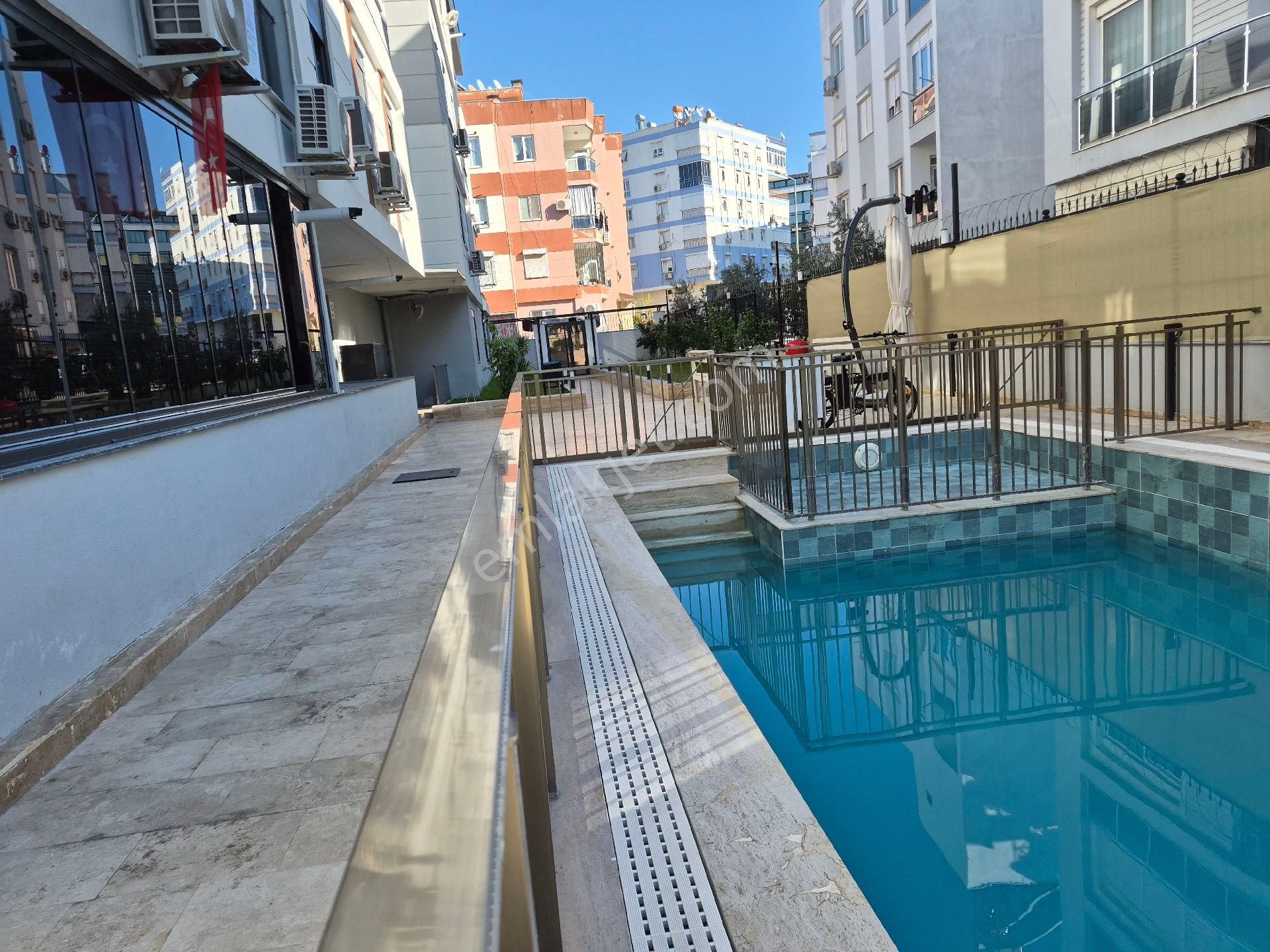 Havuzlu Sitede Kapalı Otoparklı Kombili Dogalgazlı Sıfır Binada Ara Katta 2+1