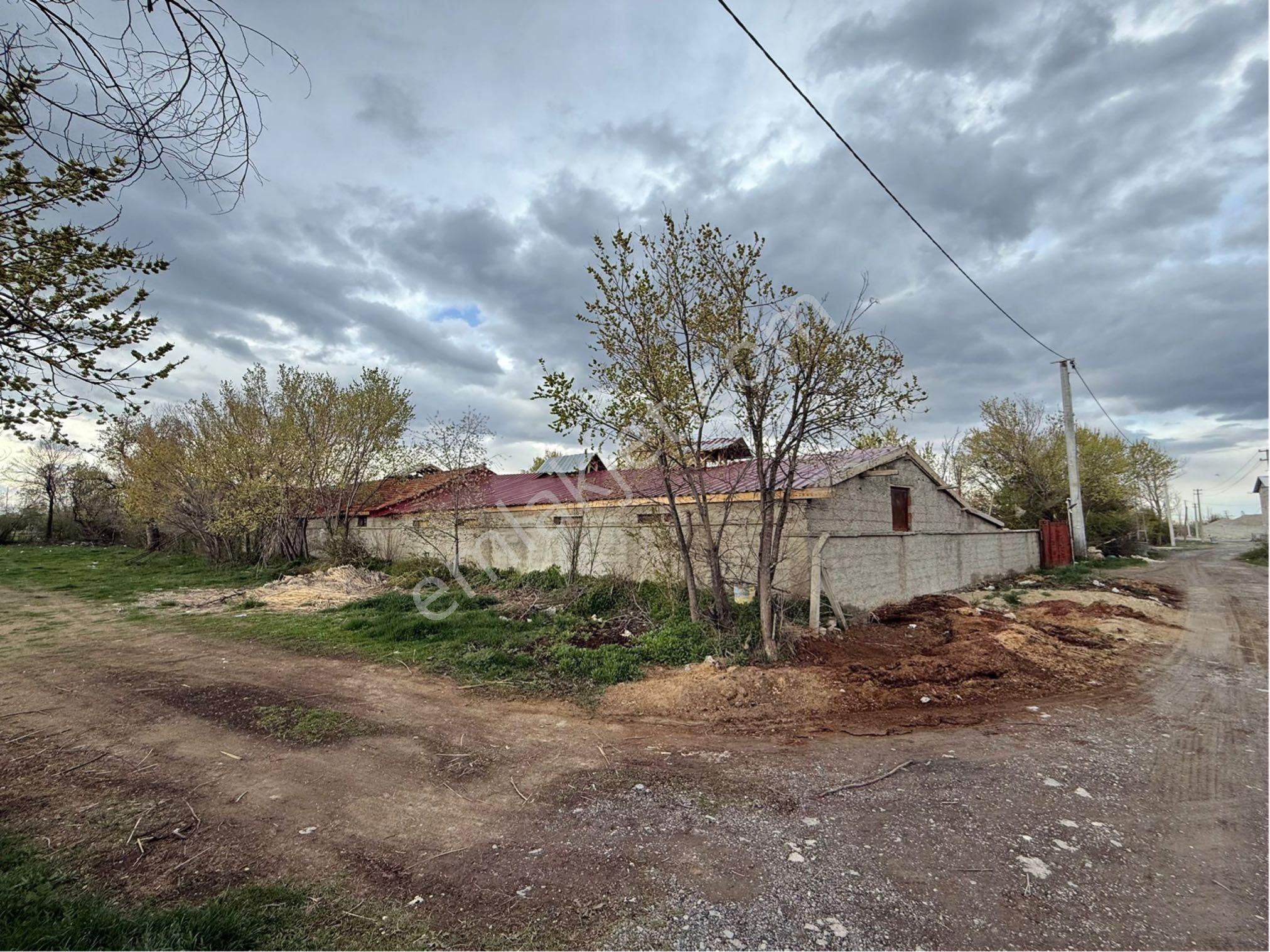 A-k Emlaktan Adsızda Toplam 1045 M2 Satılık Çiftlik