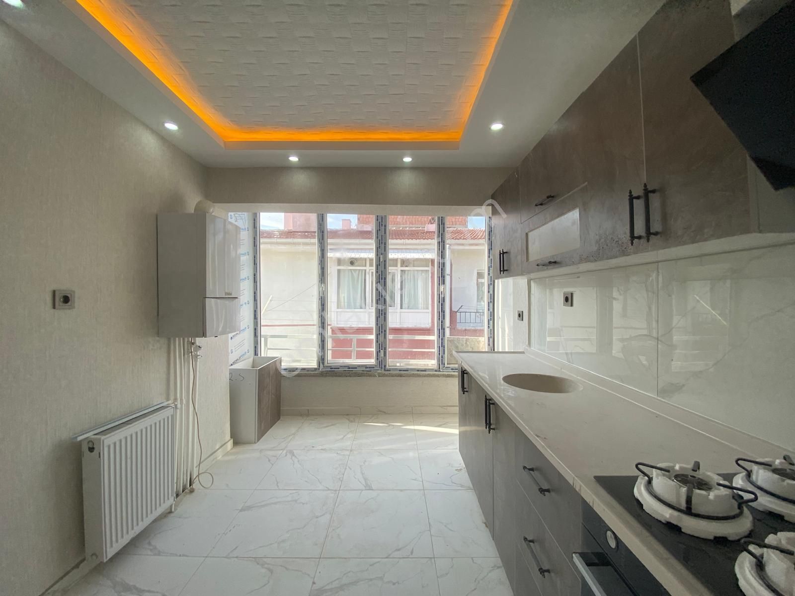 Koza Emlak'tan Plevne Mahalesin'de Cadde Üzerinde Lüxx Yapılı Katta 3+1 Satılık Daireee