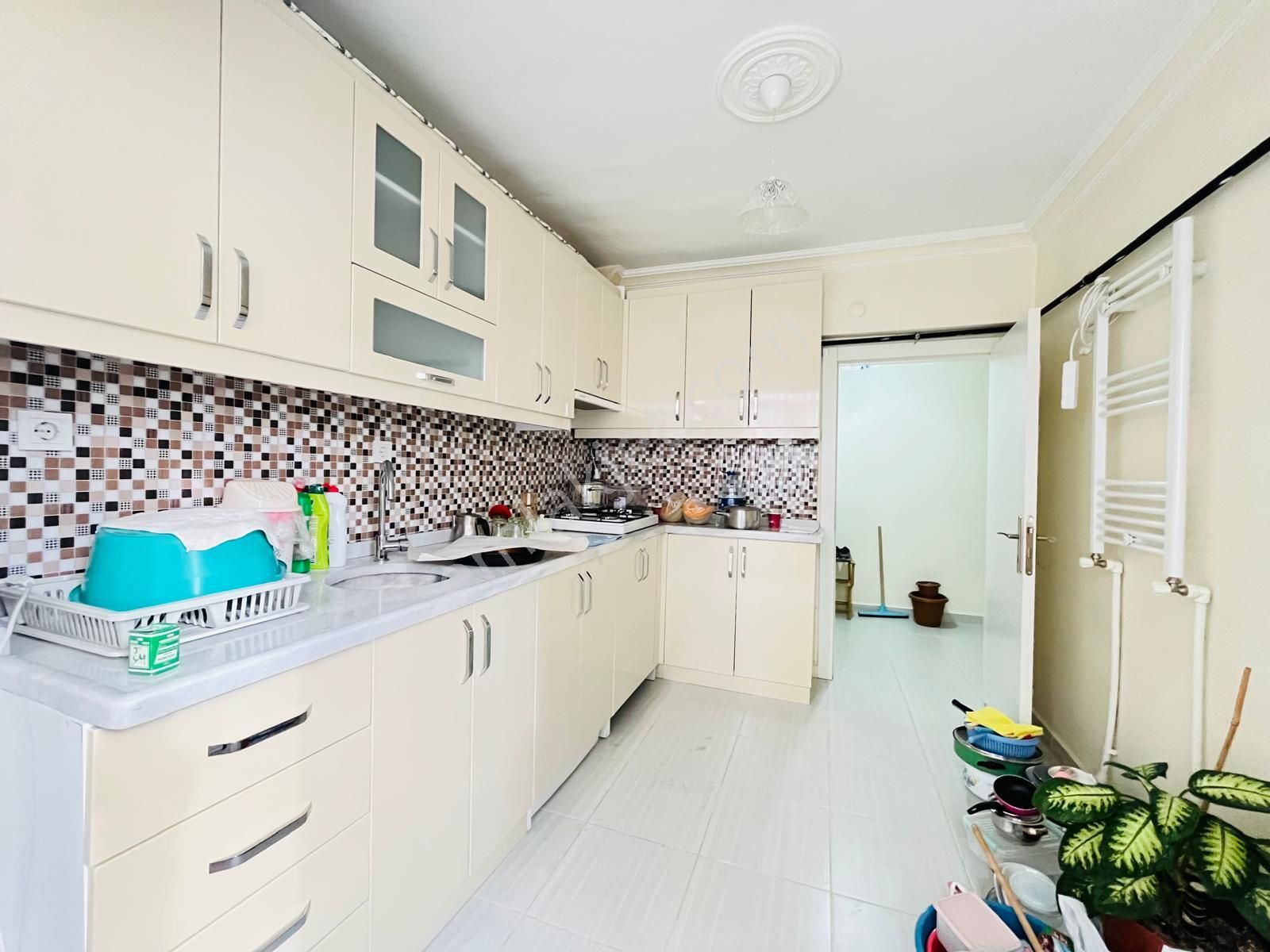 Koza Emlaktan Akşemsettin Mahallesin'de Ara Katta 3+1 Geniş Full Yapılı Daireee