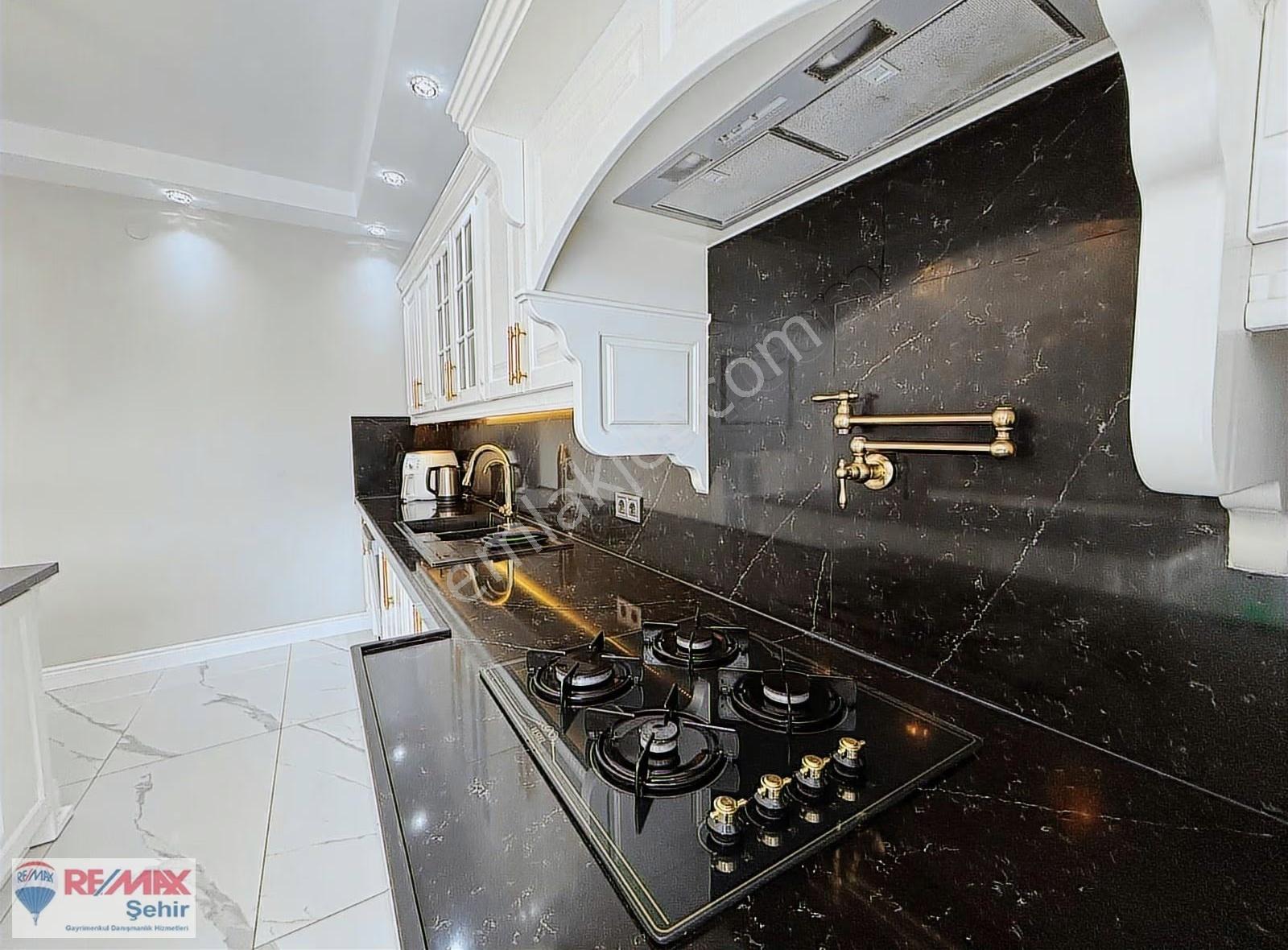 Siteler Bölgesinde Deniz Manzaralı Satılık Villa + 75 M2 Dükkan - Görsel 20