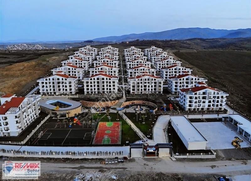Remax Asude Vadi Evlerinde Köşe 3+1 Kiralık Daire