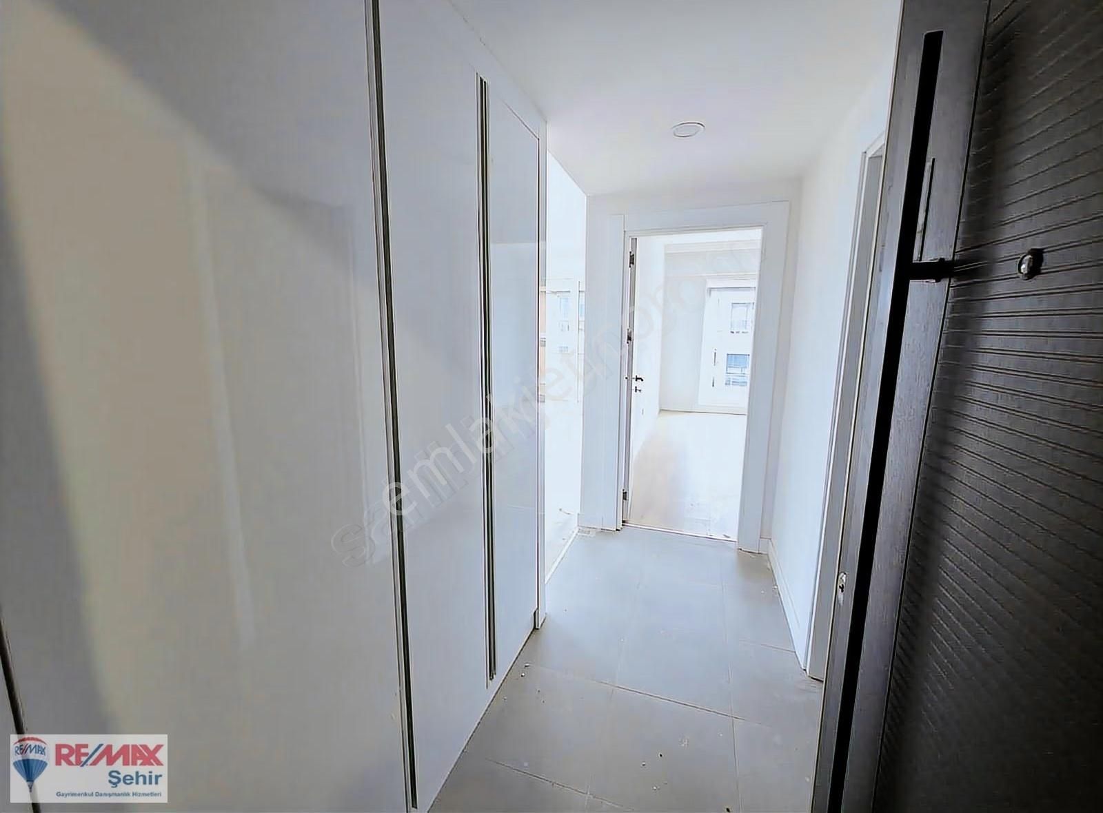Remax Yalovadan Kadıköy Elegant Park Sitesinde 1+1 Köşe Daire - Görsel 3