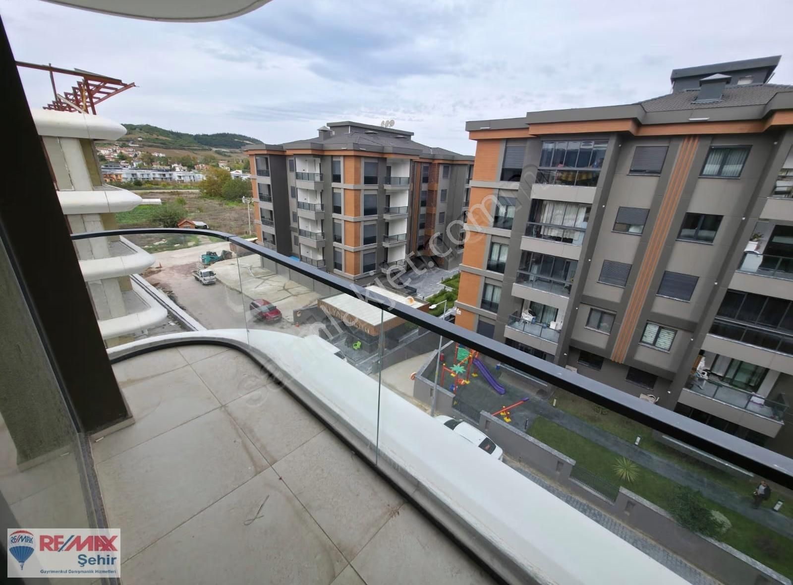 Remax Yalovadan Kadıköy Elegant Park Sitesinde 1+1 Köşe Daire - Görsel 15