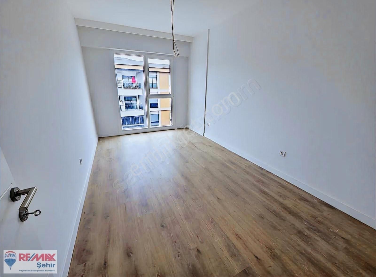 Remax Yalovadan Kadıköy Elegant Park Sitesinde 1+1 Köşe Daire - Görsel 4