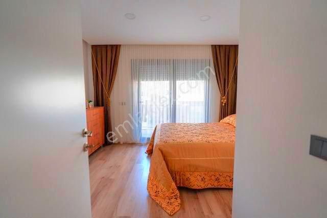 Kuşadasında Avm'lere Yakın Havuzlu Sitede Ful Eşyalı Bahçeli Villa - Görsel 20