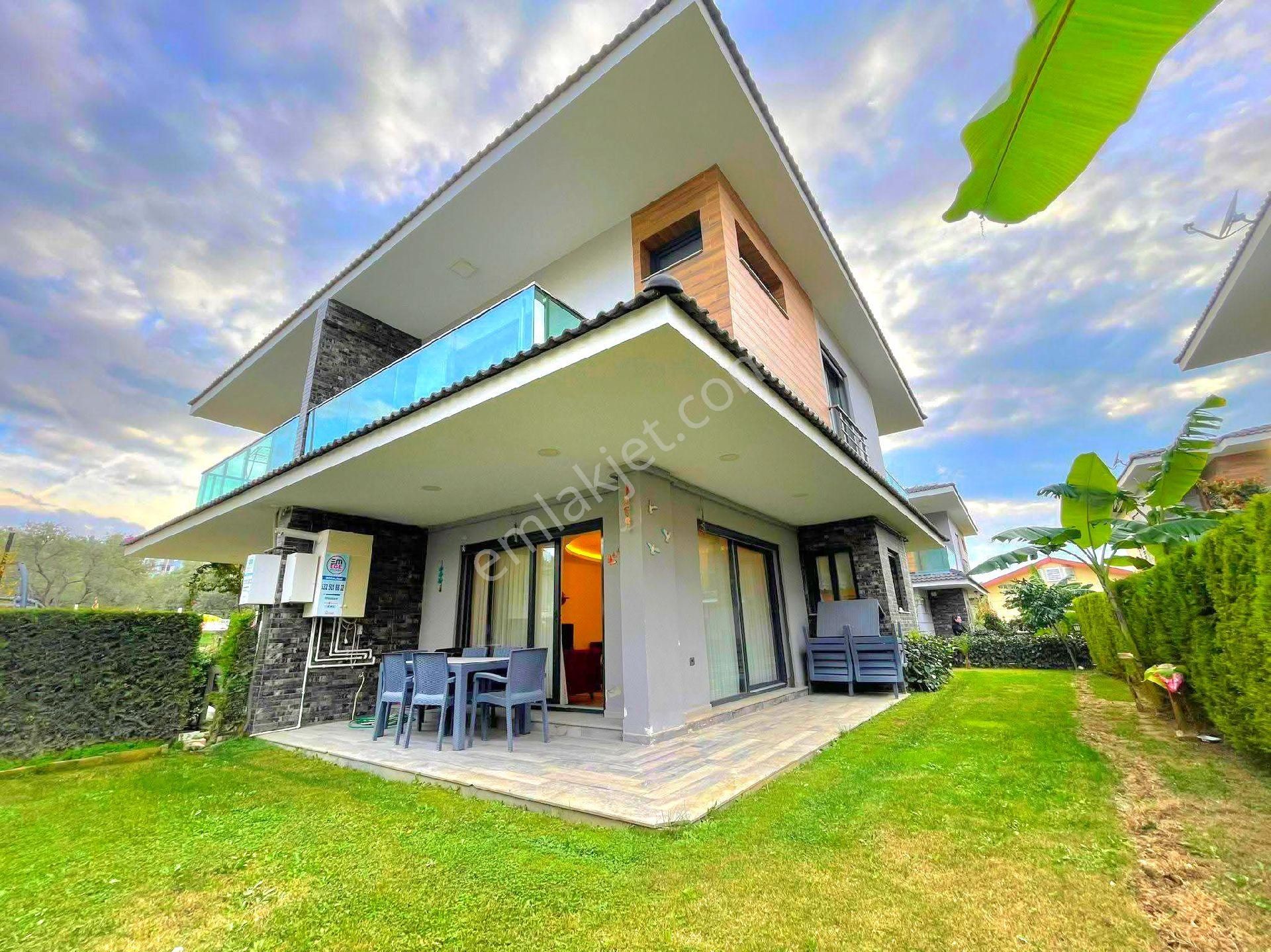 Kuşadasında Avm'lere Yakın Havuzlu Sitede Ful Eşyalı Bahçeli Villa