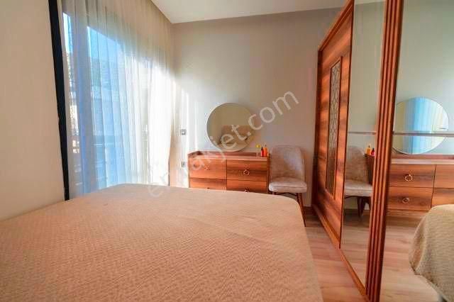 Kuşadasında Avm'lere Yakın Havuzlu Sitede Ful Eşyalı Bahçeli Villa - Görsel 26