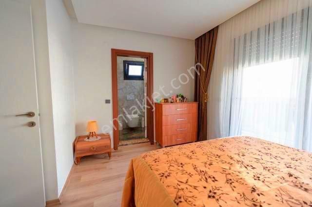 Kuşadasında Avm'lere Yakın Havuzlu Sitede Ful Eşyalı Bahçeli Villa - Görsel 21