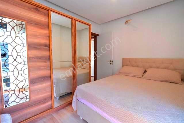 Kuşadasında Avm'lere Yakın Havuzlu Sitede Ful Eşyalı Bahçeli Villa - Görsel 23